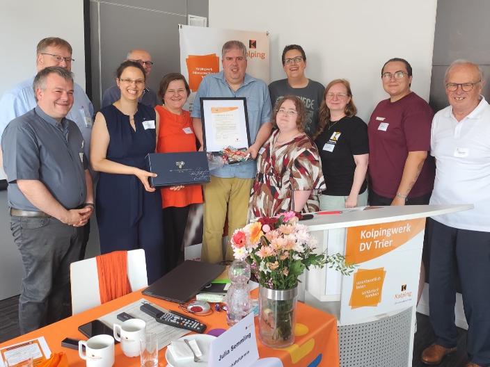 Bild von den Ehrungen bei der Diözesanversammlung mit einigen Gratulanten
