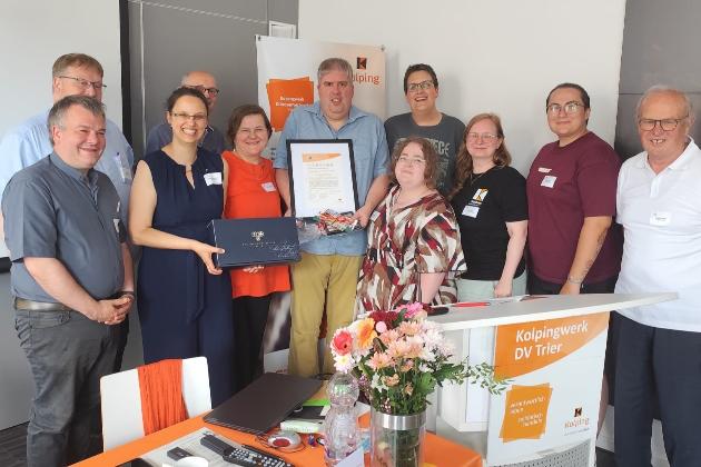 Bild von den Ehrungen bei der Diözesanversammlung mit einigen Gratulanten