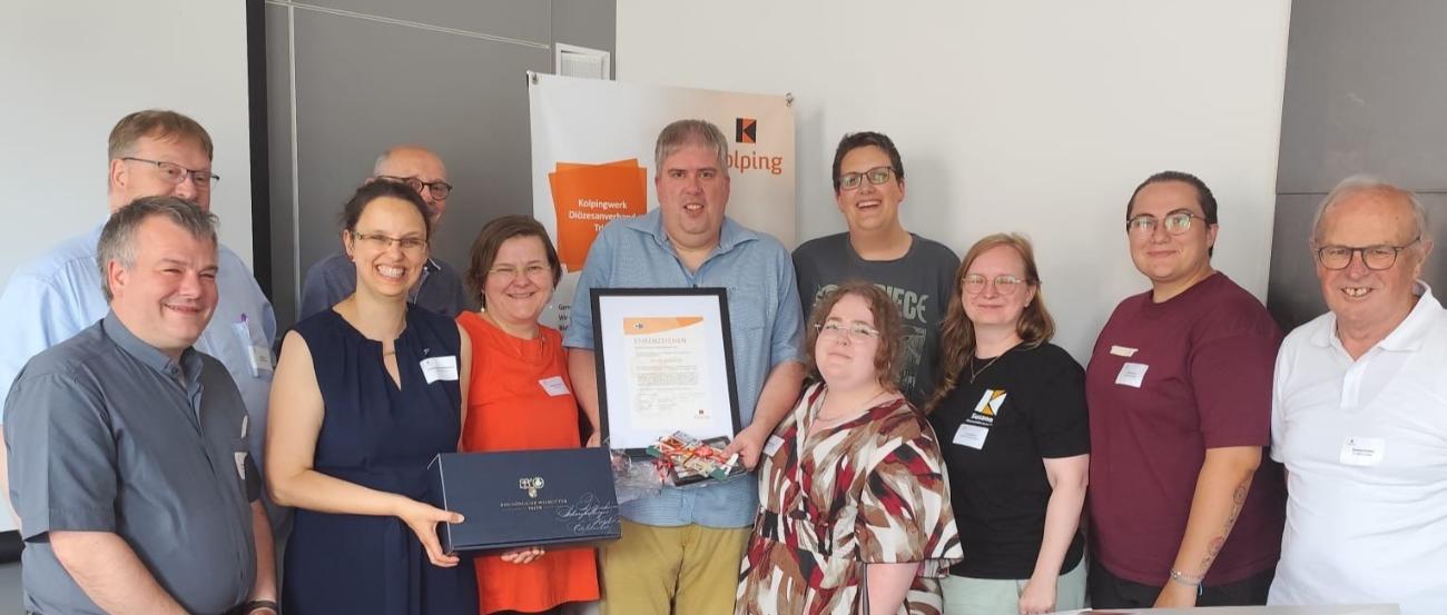 Bild von den Ehrungen bei der Diözesanversammlung mit einigen Gratulanten