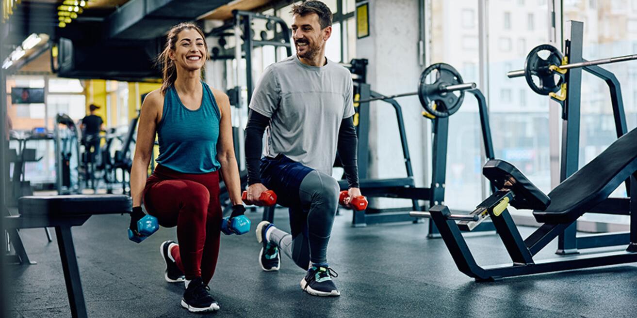 Ein lachendes Paar im Fitnessstudio (c) Shutterstock Ein lachendes Paar im Fitnessstudio