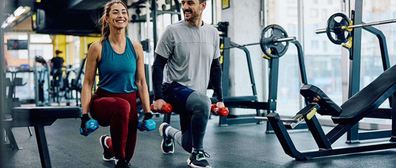 Ein lachendes Paar im Fitnessstudio