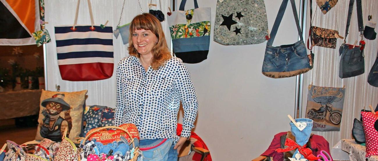 Ausstellerin mit handgenähten Taschen und anderen selbstgemachten Dingen