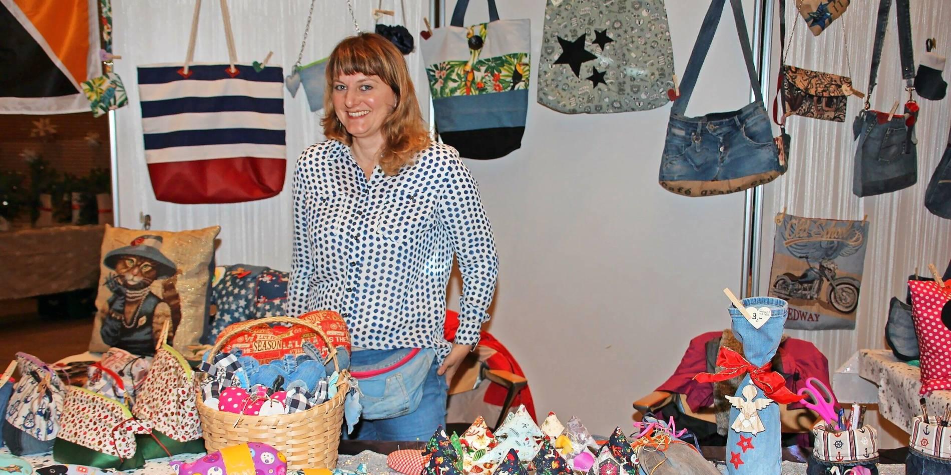 Ausstellerin mit handgenähten Taschen und anderen selbstgemachten Dingen
