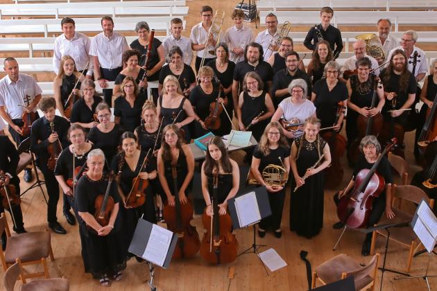 Das Orchester 'Junge Philharmonie Neuwied von oben fotografiert