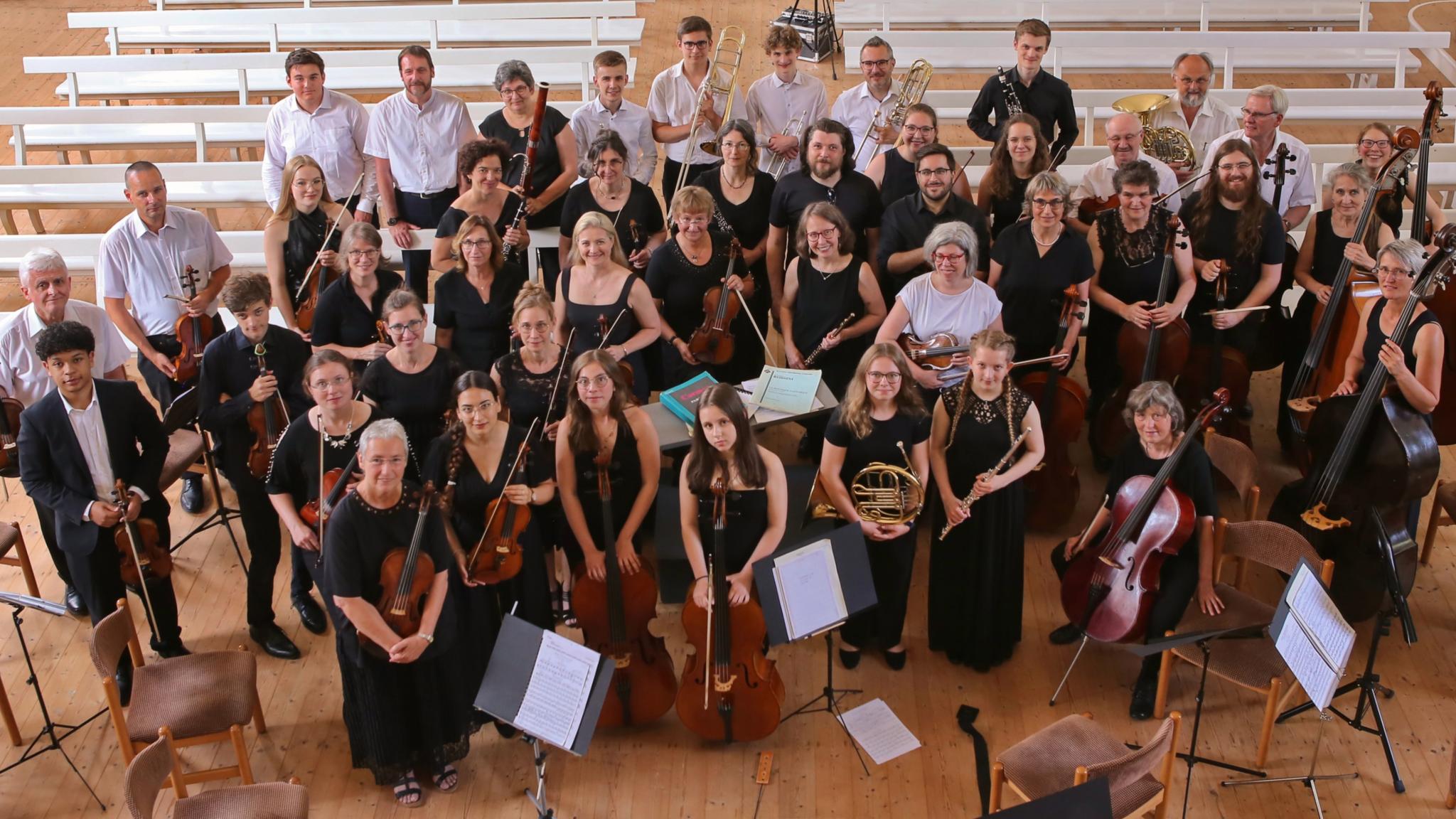 Das Orchester 'Junge Philharmonie Neuwied von oben fotografiert