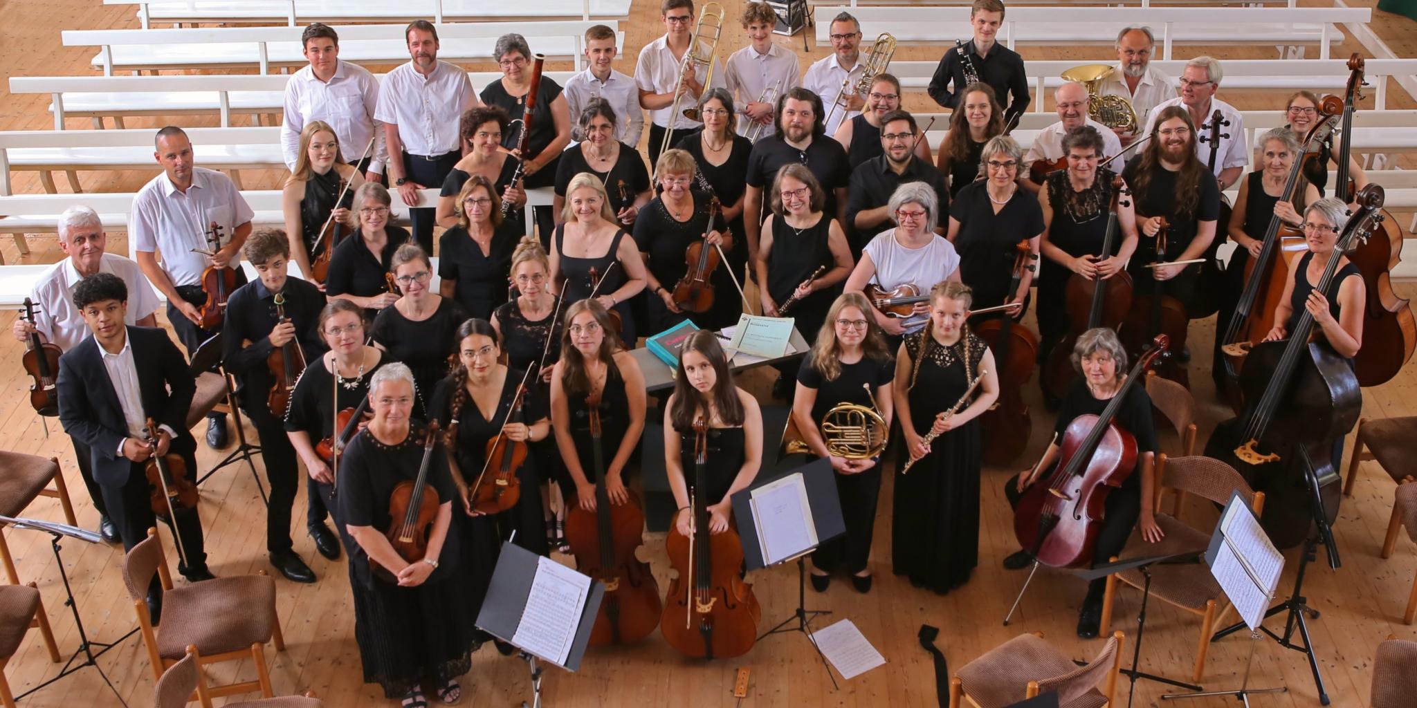 Das Orchester 'Junge Philharmonie Neuwied von oben fotografiert