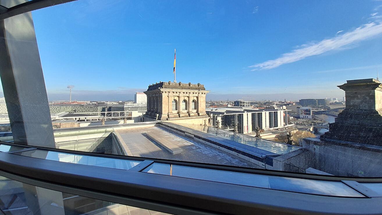 Blick aus einem Fenster im Bundestag