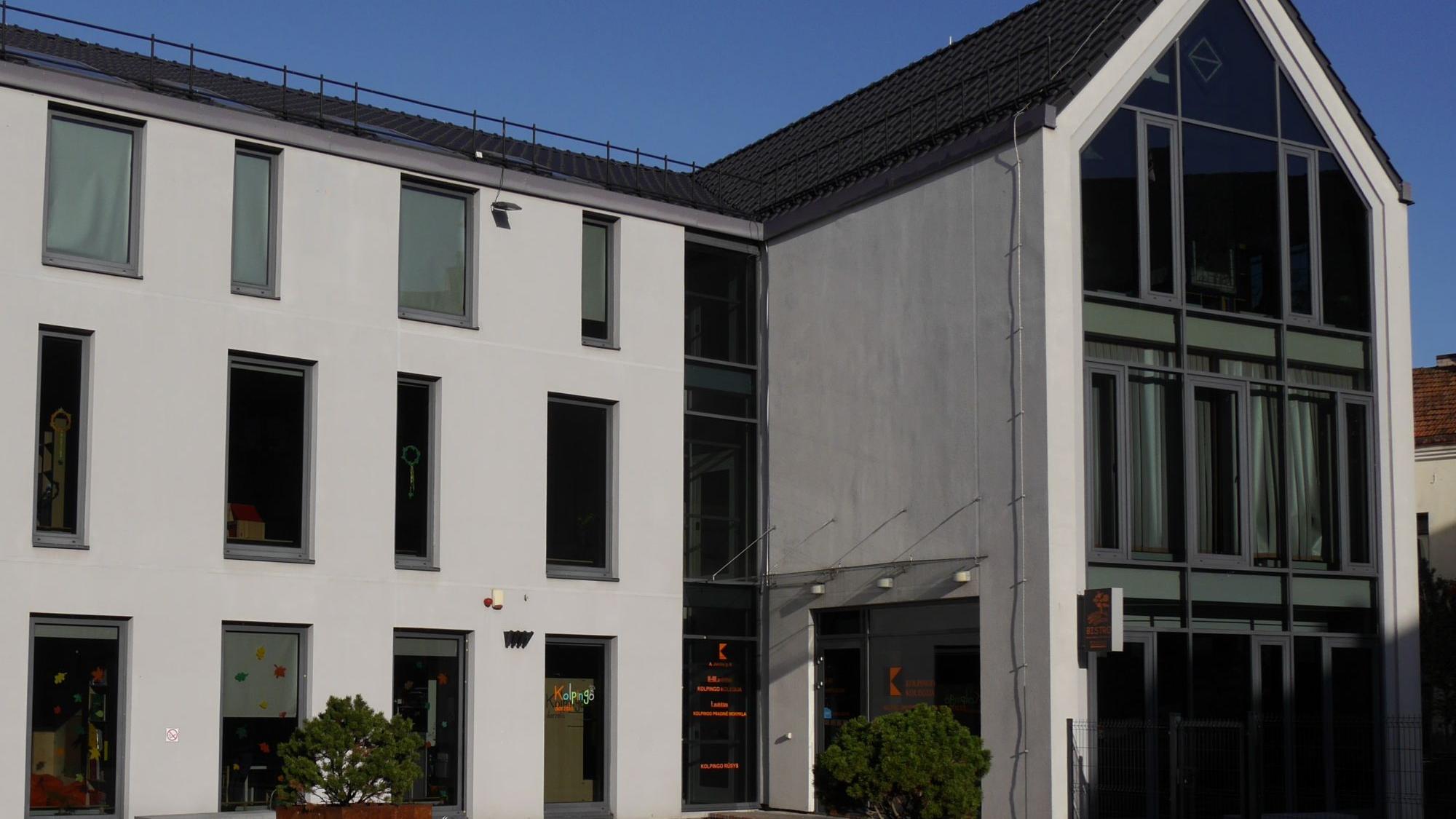 Man sieht ein modernes Haus vor strahlend blauem Himmel.