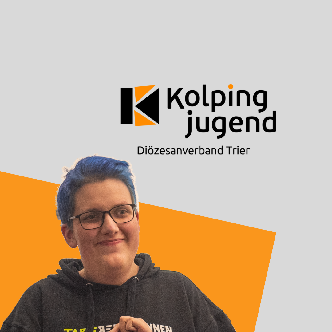Bild von Lars Weise vor dem Kolping Jugend Logo (c) Kolpingjugend Trier Bild von Lars Weise vor dem Kolping Jugend Logo