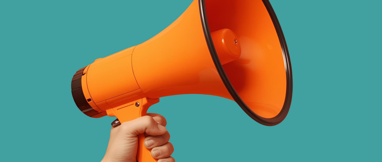 Hand, die ein Megaphon hält vor petrolfarbigem Hintergrund
