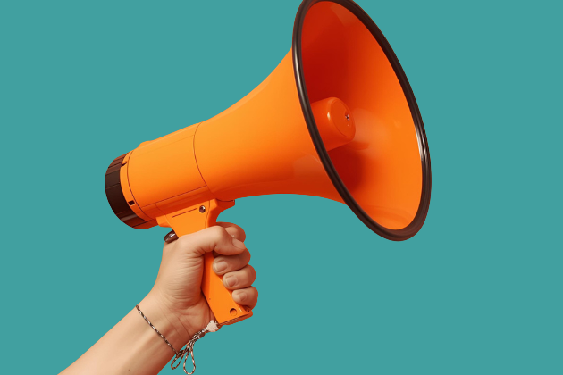 Hand, die ein Megaphon hält vor petrolfarbigem Hintergrund