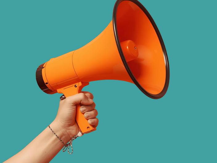 Hand, die ein Megaphon hält vor petrolfarbigem Hintergrund