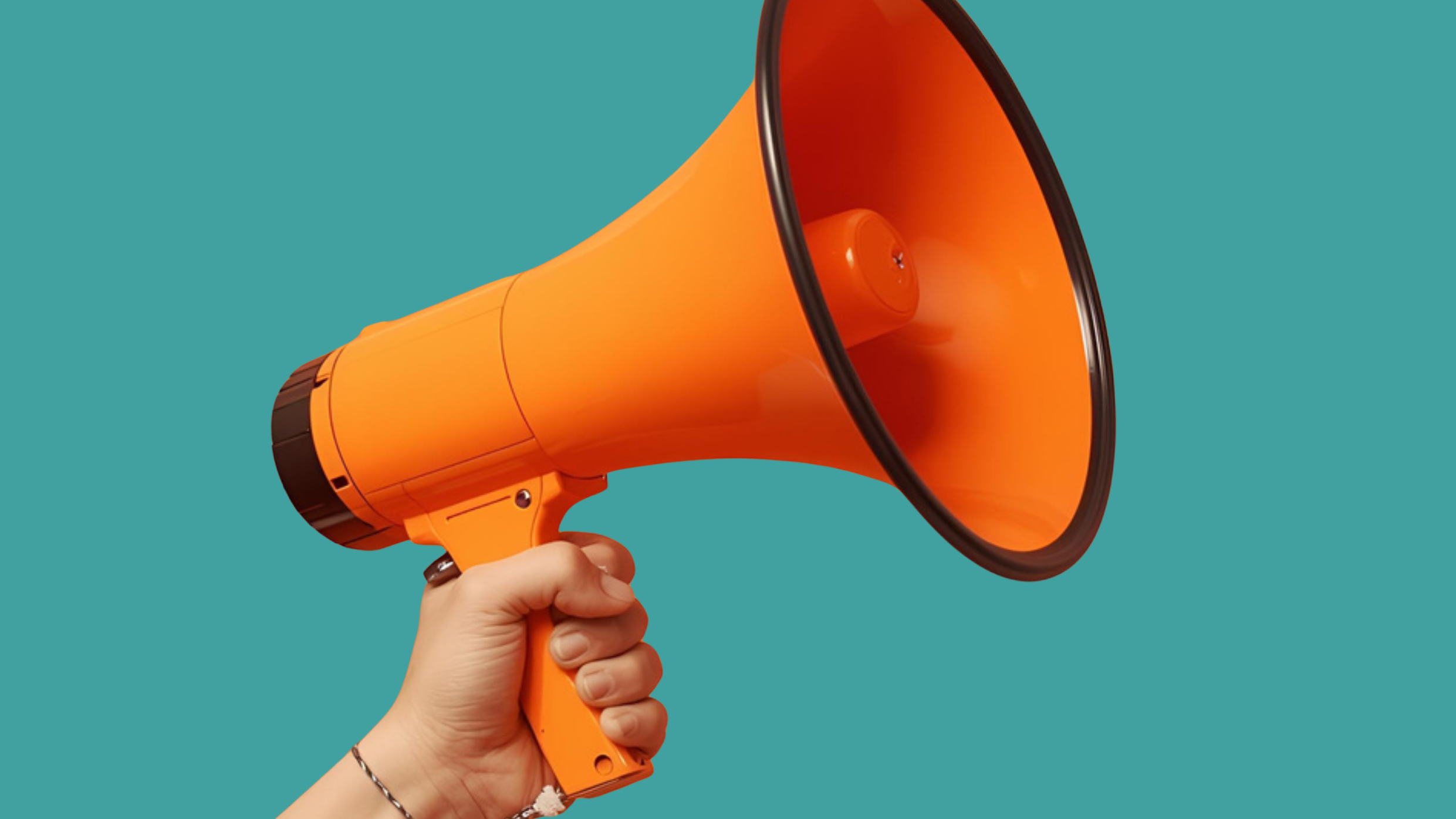 Hand, die ein Megaphon hält vor petrolfarbigem Hintergrund