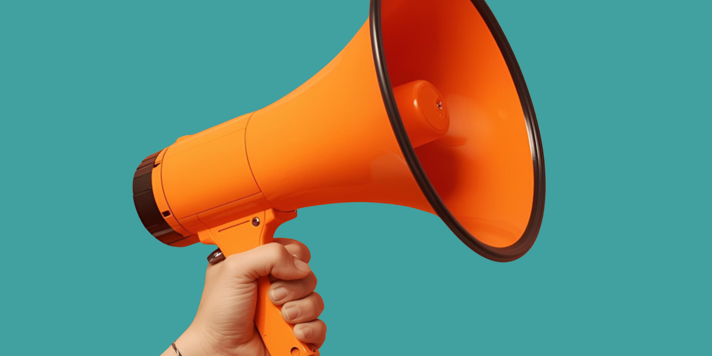 Hand, die ein Megaphon hält vor petrolfarbigem Hintergrund