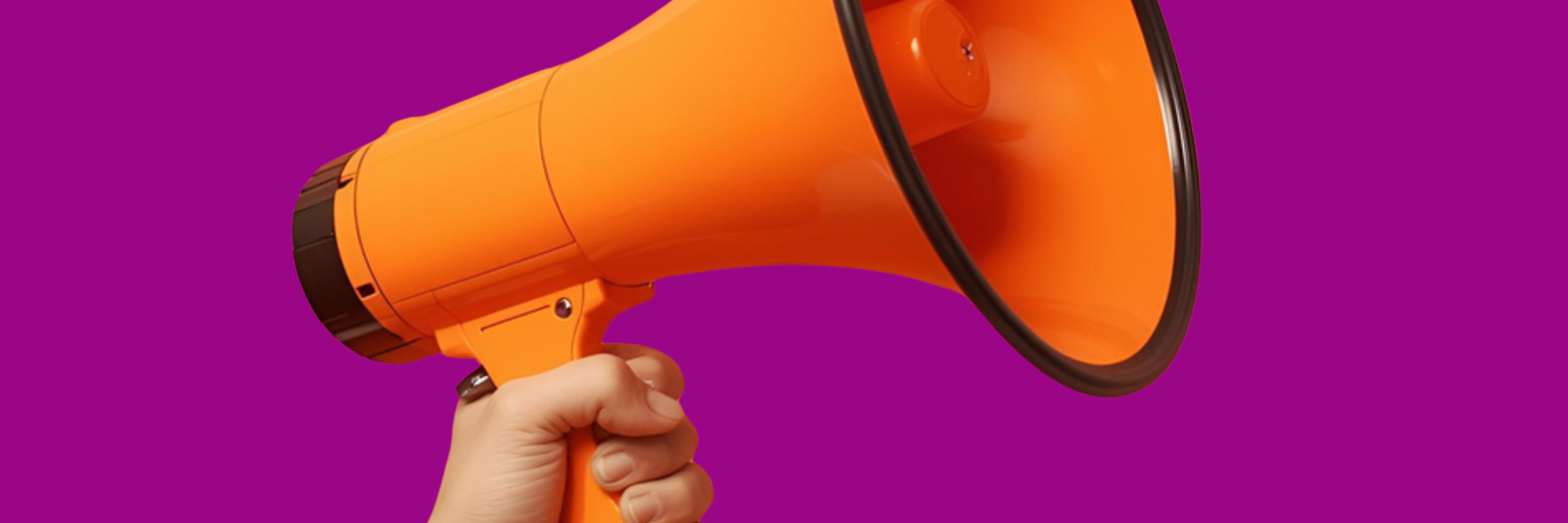 Hand, die ein oranges Megaphon hält vor purpurnem Hintergrund