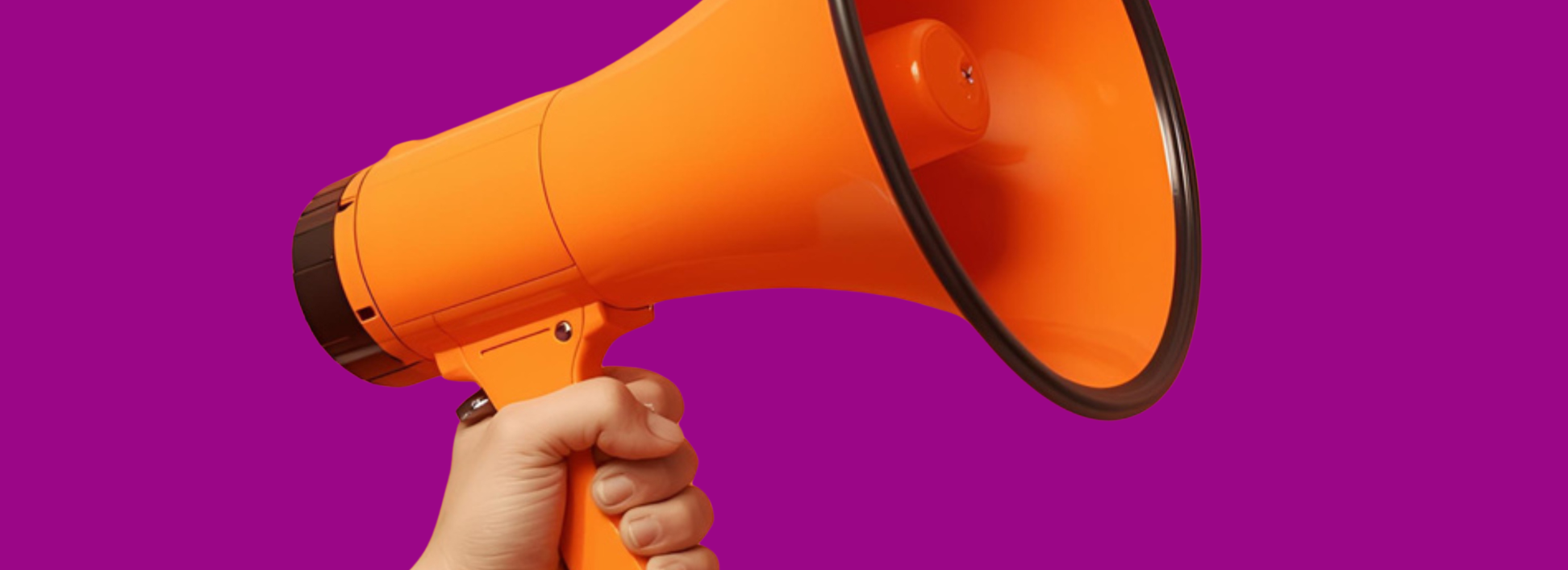 Hand, die ein oranges Megaphon hält vor purpurnem Hintergrund