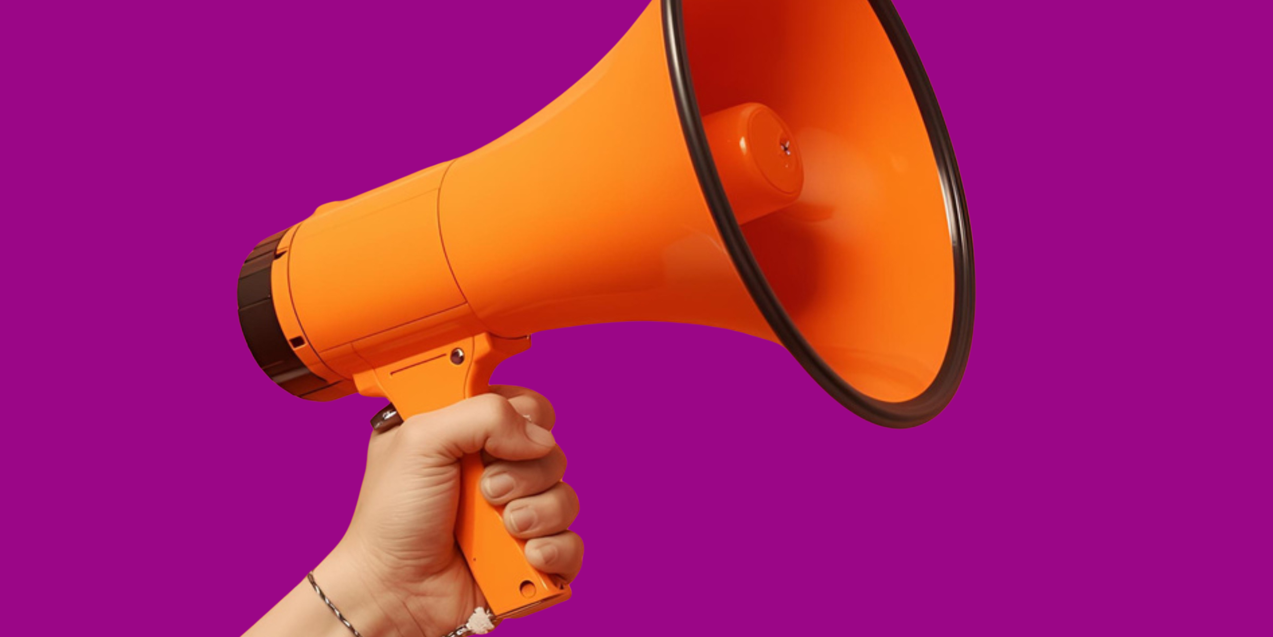 Hand, die ein oranges Megaphon hält vor purpurnem Hintergrund