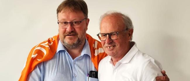 Zu sehen sind der neue und der alte Vorsitzende