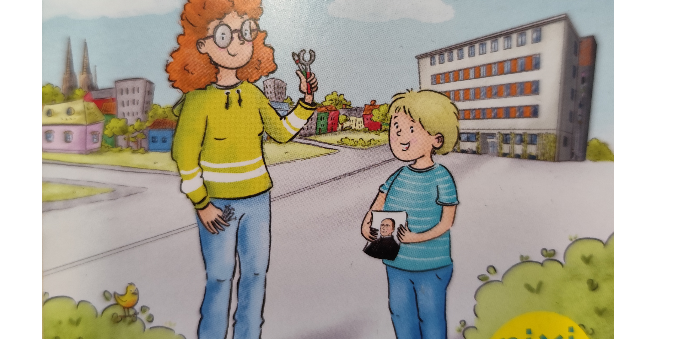 Gemaltes Bild mit Frau und Kind, die auf einer Straße vor mehreren Häusern stehen