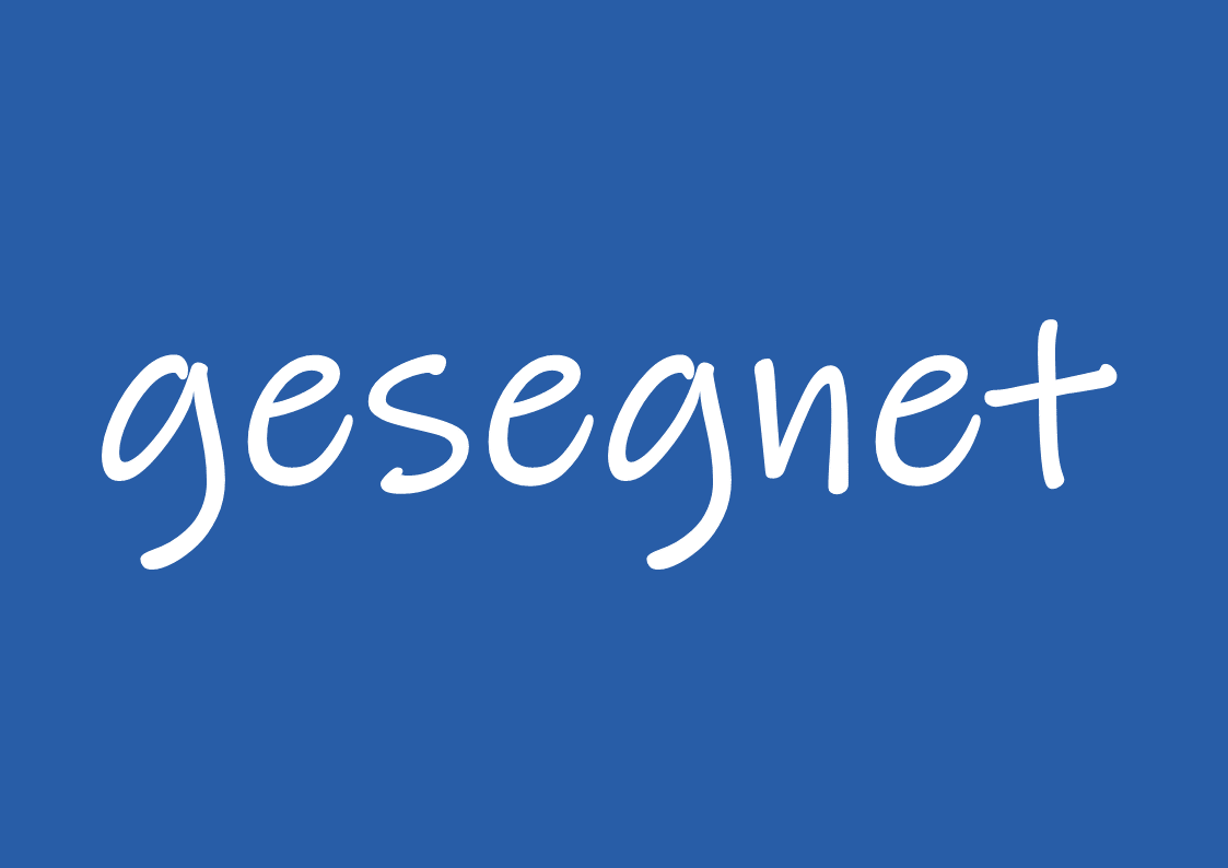 Auf dunkelblauem Hintergrund steht das Wort gesegnet.