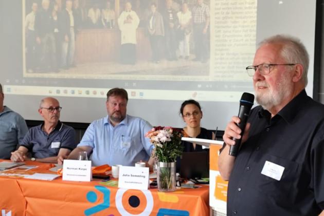 Wolfgang Kütscher präsentiert bei der Diözesanversammlung die Seniorenwerkstatt