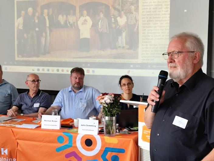 Wolfgang Kütscher präsentiert bei der Diözesanversammlung die Seniorenwerkstatt