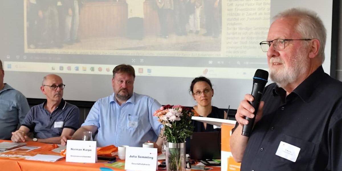 Wolfgang Kütscher präsentiert bei der Diözesanversammlung die Seniorenwerkstatt (c) Kolpingwerk Trier Wolfgang Kütscher präsentiert bei der Diözesanversammlung die Seniorenwerkstatt