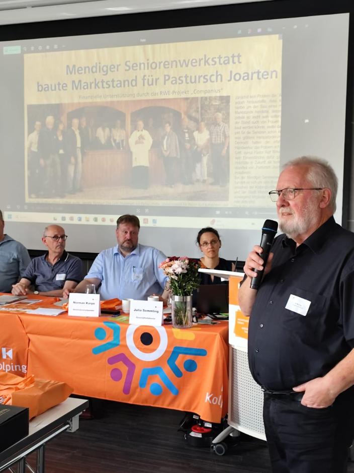 Wolfgang Kütscher präsentiert bei der Diözesanversammlung die Seniorenwerkstatt