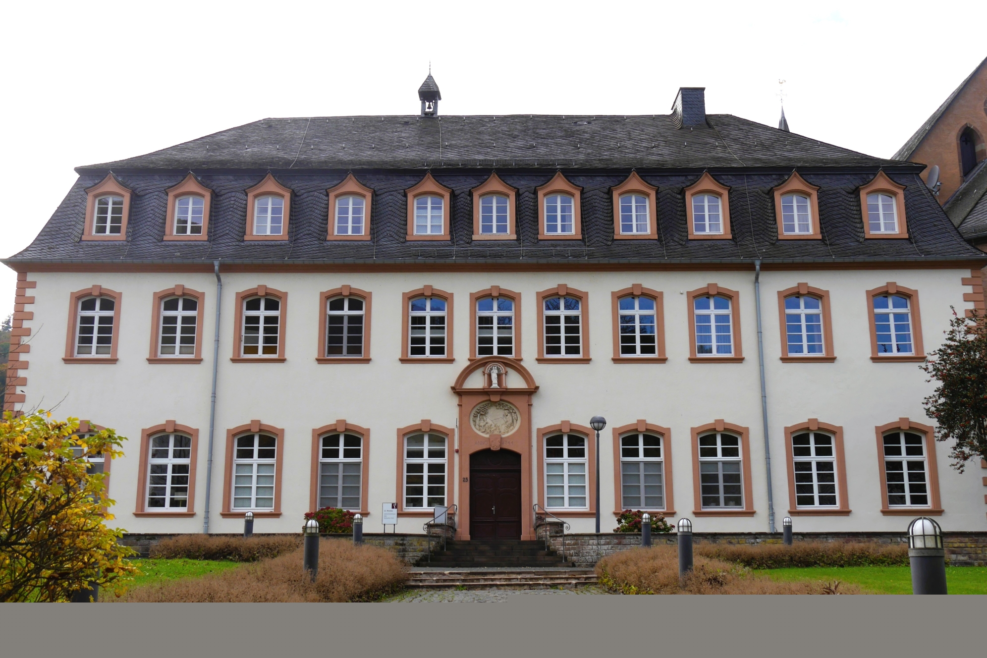 Das Bild zeigt die Frontansicht des ehemaligen Klosters.