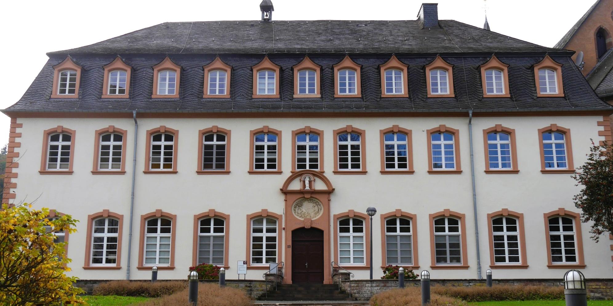 Das Bild zeigt die Frontansicht des ehemaligen Klosters.