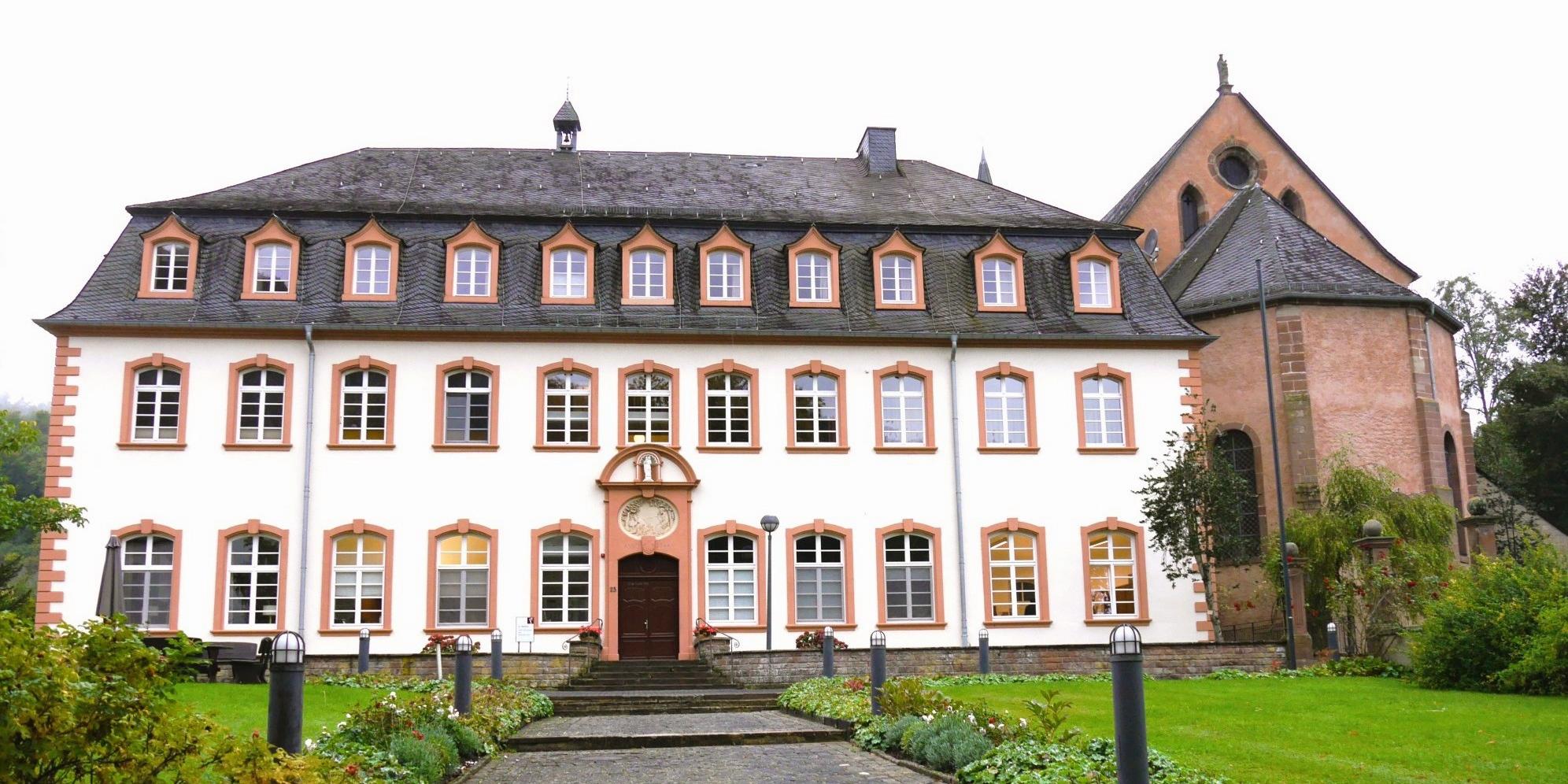 Frontansicht auf das Exerzitienhaus St. Thomas
