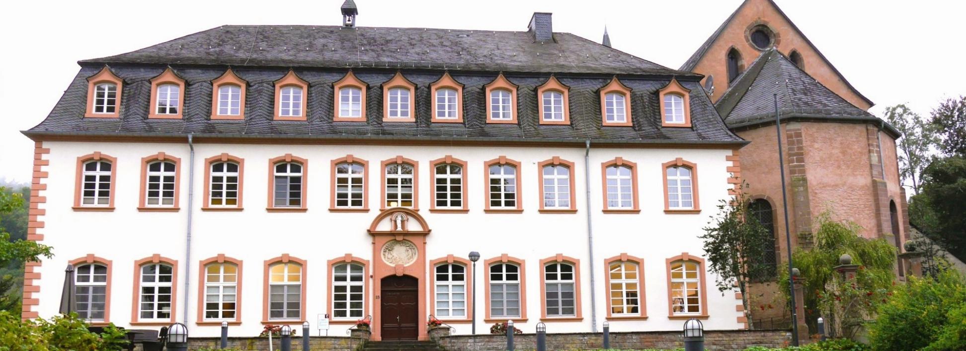 Frontansicht auf das Exerzitienhaus St. Thomas