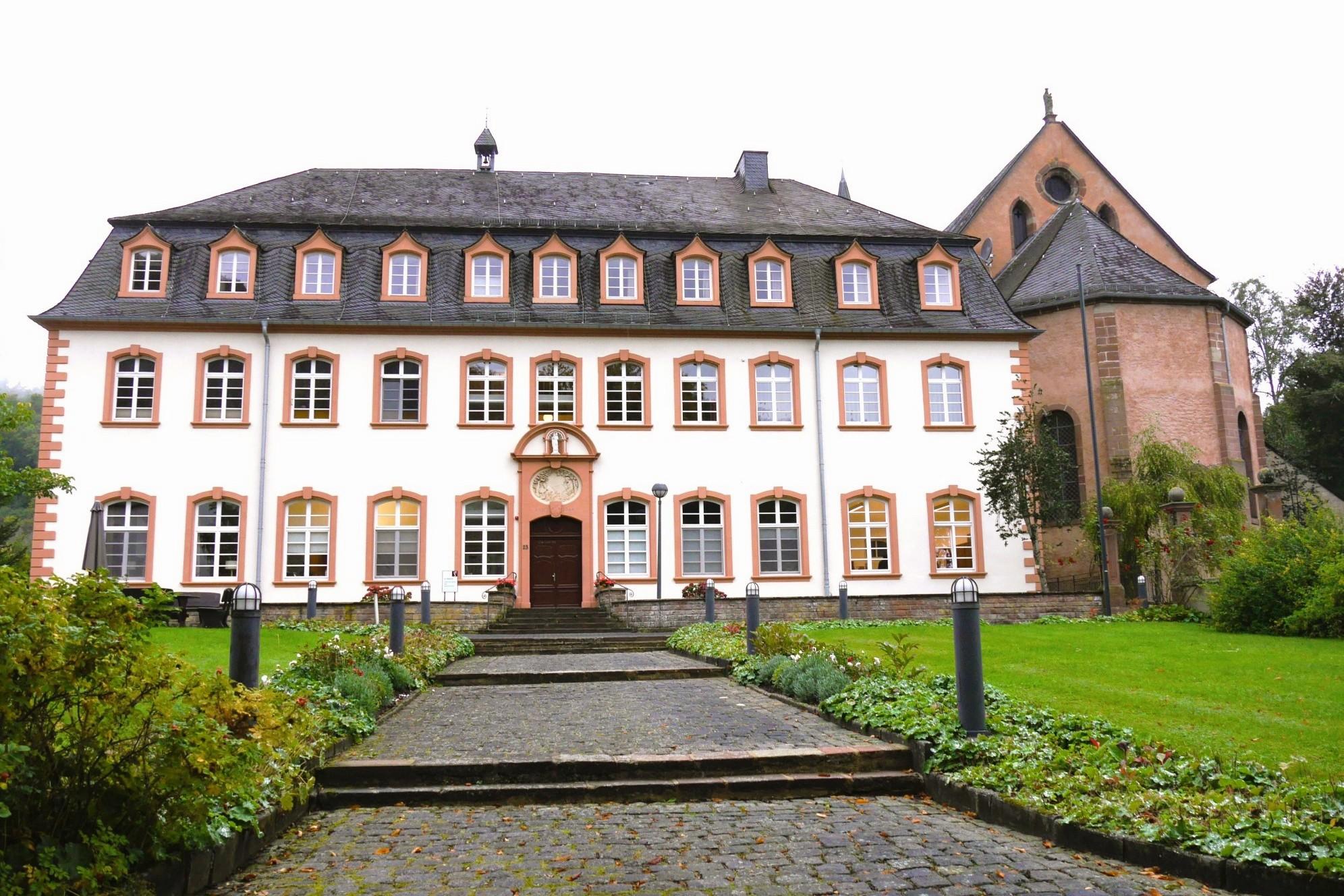 Frontansicht auf das Exerzitienhaus St. Thomas