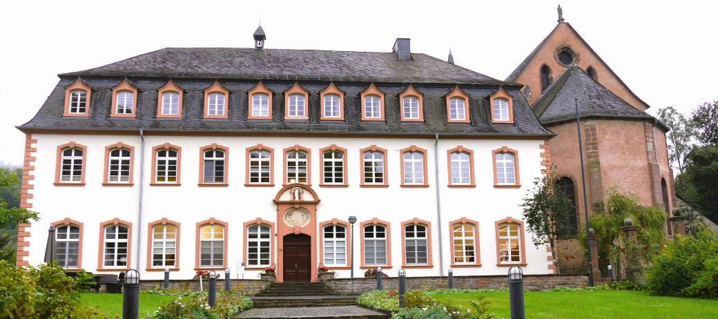 Frontansicht auf das Exerzitienhaus St. Thomas