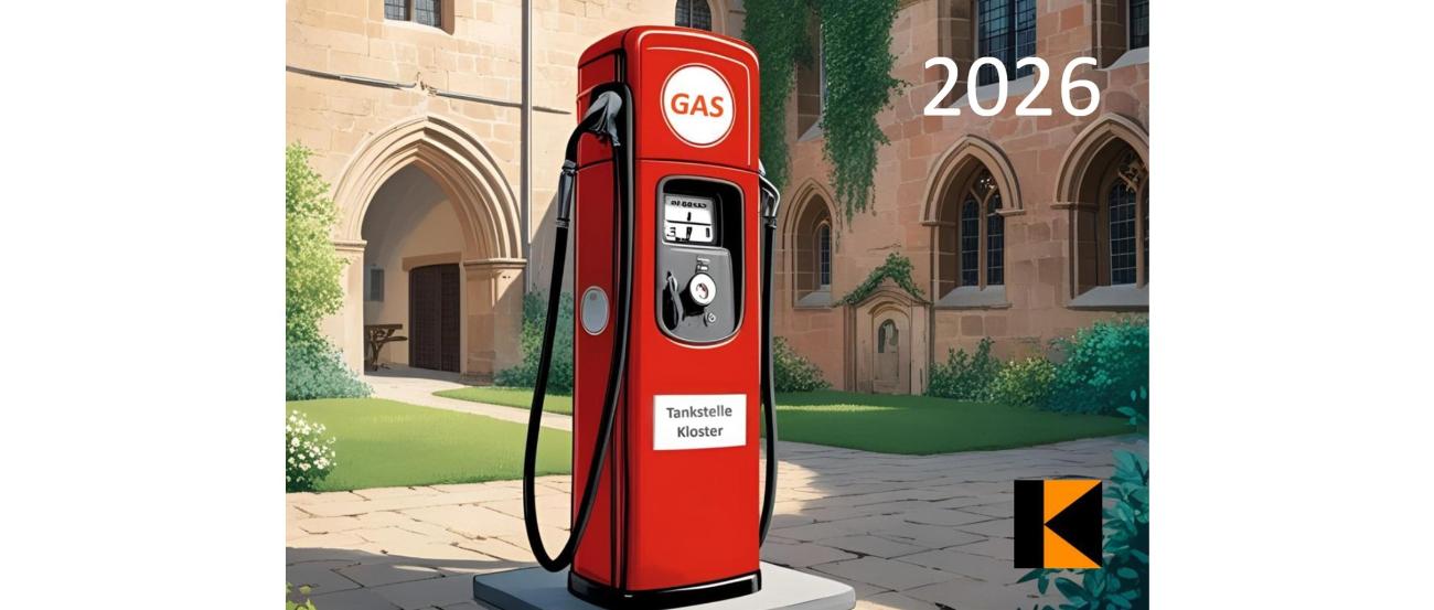 im Hintergrund ein Kloster, im Vordergrund eine Zapfsäule wie an einer alten Tankstelle