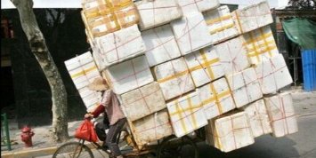 übervoll beladenes Fahrrad