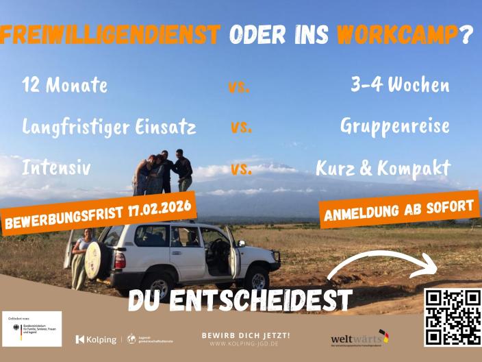 Ein Jeep steht an der Straße, auf dem Dach stehen drei Menschen. Dazu ein QR Code sowie Infos über Freiwilligendienst und Workcamp
