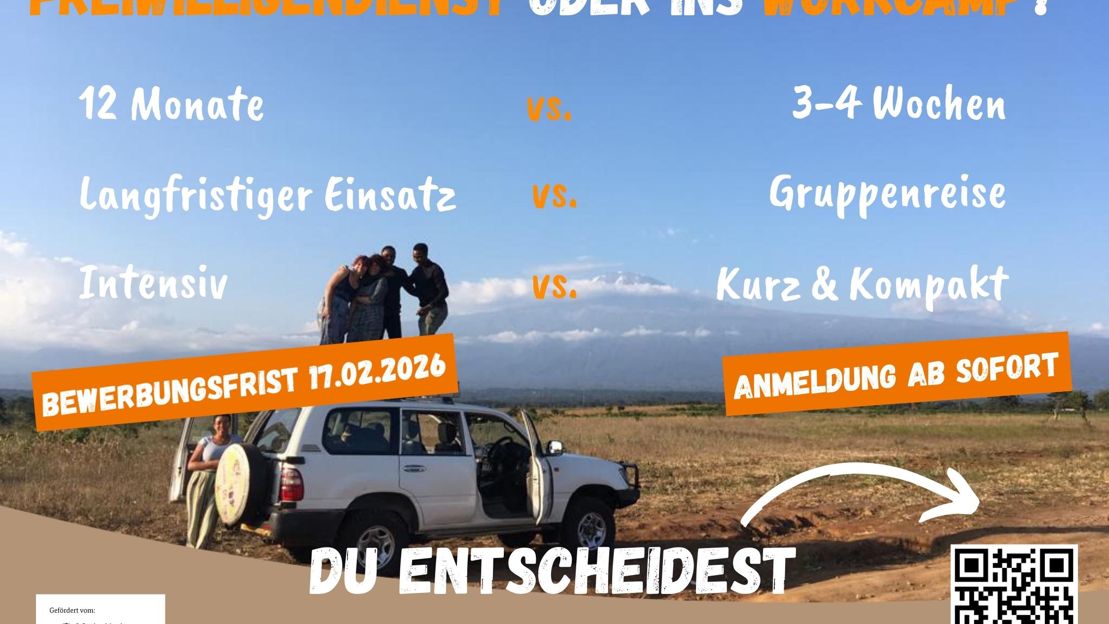 Ein Jeep steht an der Straße, auf dem Dach stehen drei Menschen. Dazu ein QR Code sowie Infos über Freiwilligendienst und Workcamp