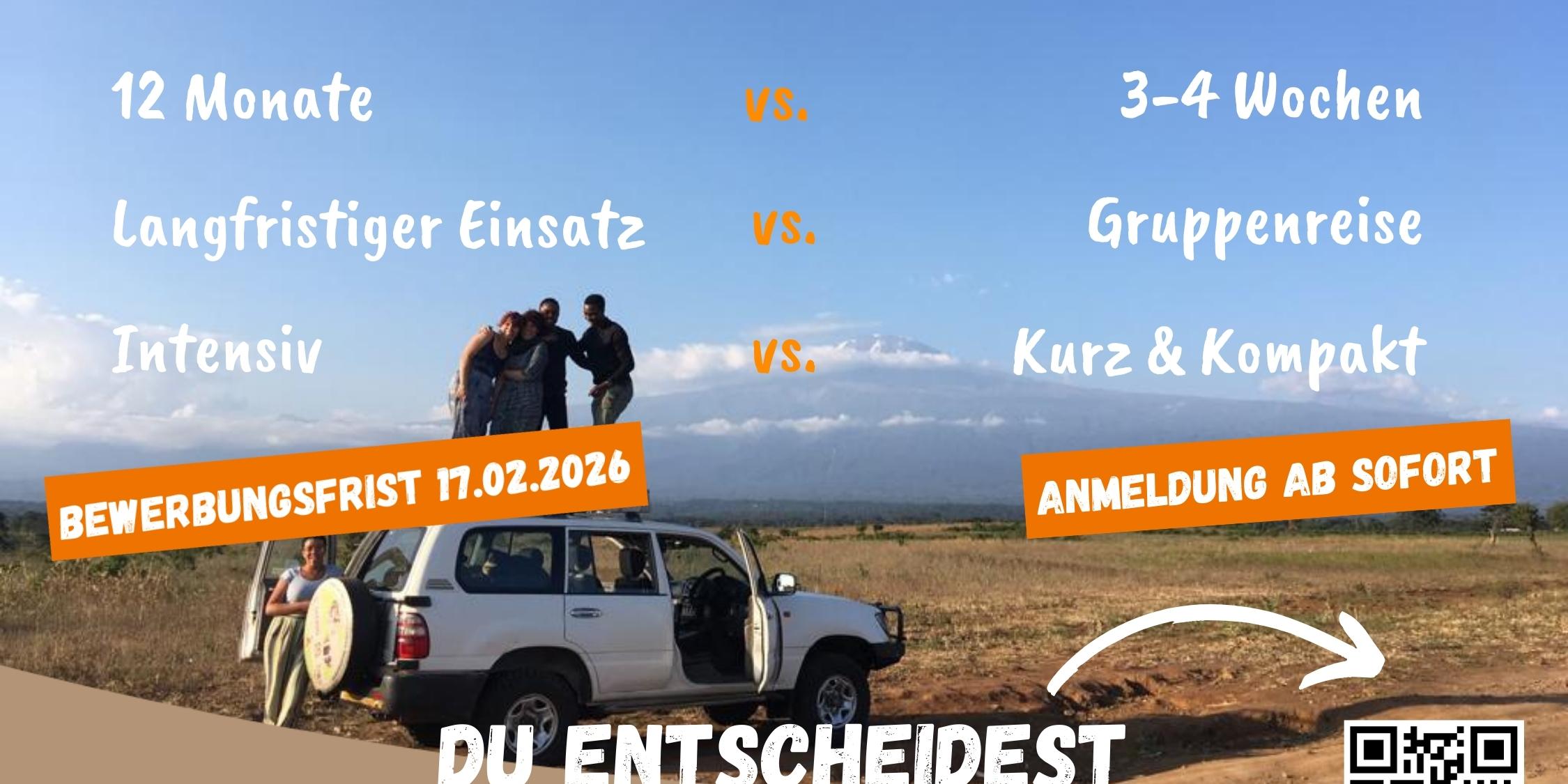 Ein Jeep steht an der Straße, auf dem Dach stehen drei Menschen. Dazu ein QR Code sowie Infos über Freiwilligendienst und Workcamp