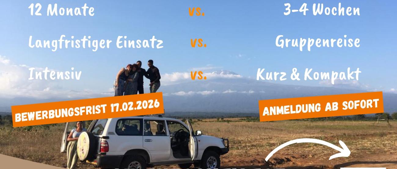 Ein Jeep steht an der Straße, auf dem Dach stehen drei Menschen. Dazu ein QR Code sowie Infos über Freiwilligendienst und Workcamp