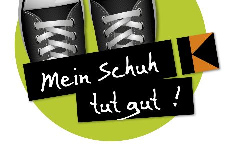 Man sieht gemalte Sneaker auf einem grünen Punkt, davor den Schriftzug: Mein Schuh tut gut!
