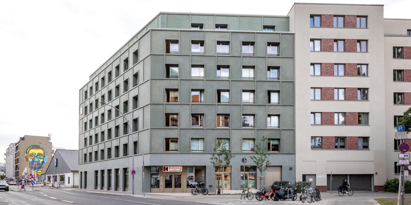 Das Jugendwohnen, wie hier der Neubau in Berlin-Mitte, soll laut den Plänen der Bundesregierung künftig eine stärkere Rolle innerhalb der Kinder- und Jugendhilfe übernehmen. Dafür fehlen aber die notwendigen strukturellen Voraussetzungen. (c) kolping.de Gebäude Kolpingjugendwohnen in Berlin Mitte