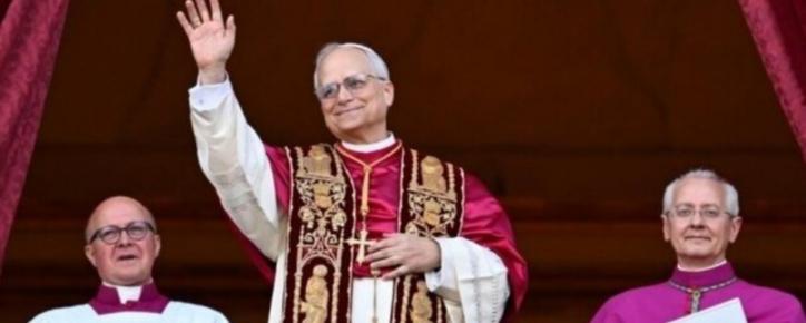 Der frisch gewählte Papst Leo XIV grüßt vom Balkon