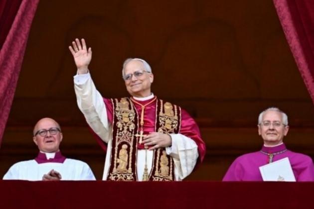 Der frisch gewählte Papst Leo XIV grüßt vom Balkon