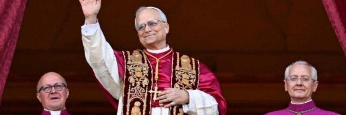 Der frisch gewählte Papst Leo XIV grüßt vom Balkon