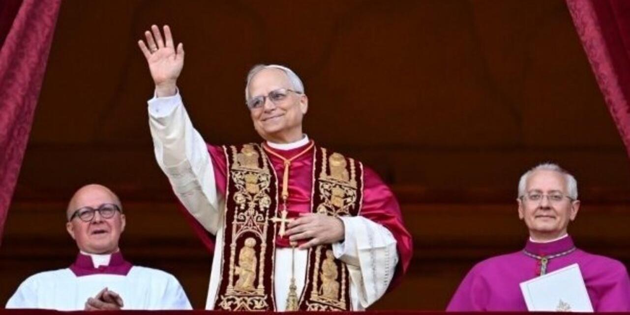 Der frisch gewählte Papst Leo XIV grüßt vom Balkon