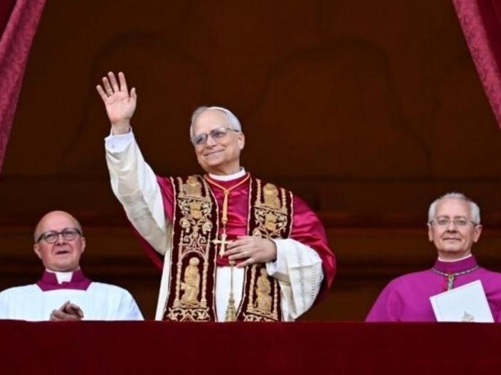 Der frisch gewählte Papst Leo XIV grüßt vom Balkon