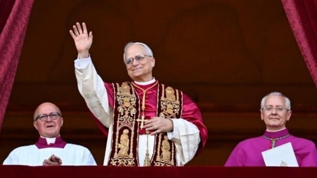 Der frisch gewählte Papst Leo XIV grüßt vom Balkon