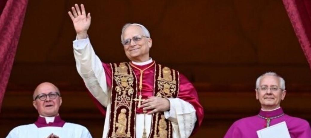 Der frisch gewählte Papst Leo XIV grüßt vom Balkon