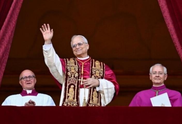 Der frisch gewählte Papst Leo XIV grüßt vom Balkon